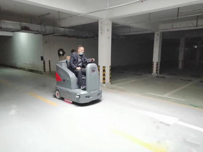 阜新小区物业保洁不用人力改用驾驶式洗地机了
